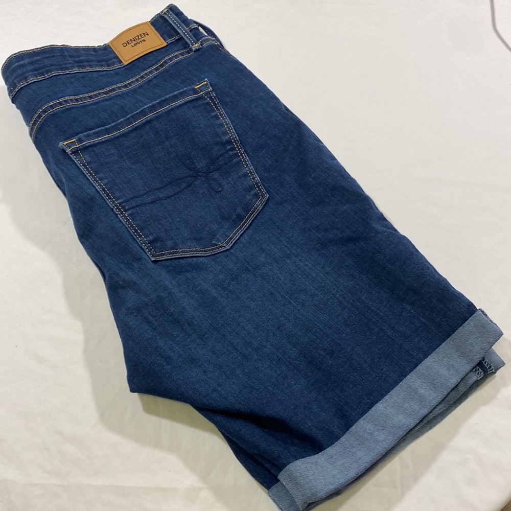 Levi’s woman’s Bermuda shorts size 16 W33